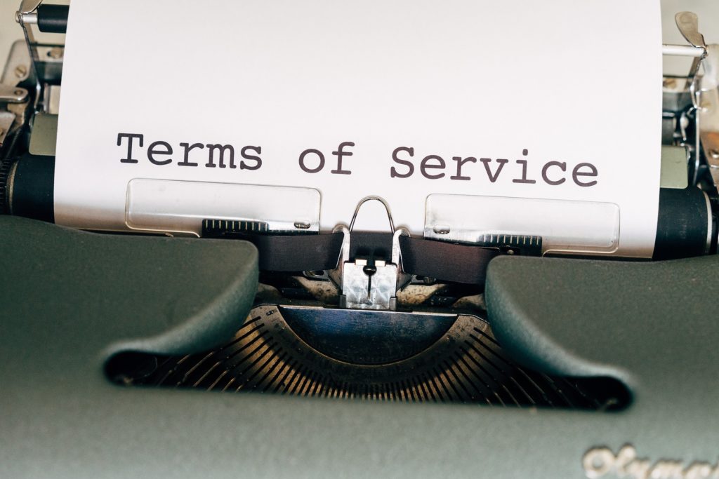 Une machine à écrire avec un papier sur lequel est écrit Terms of Services