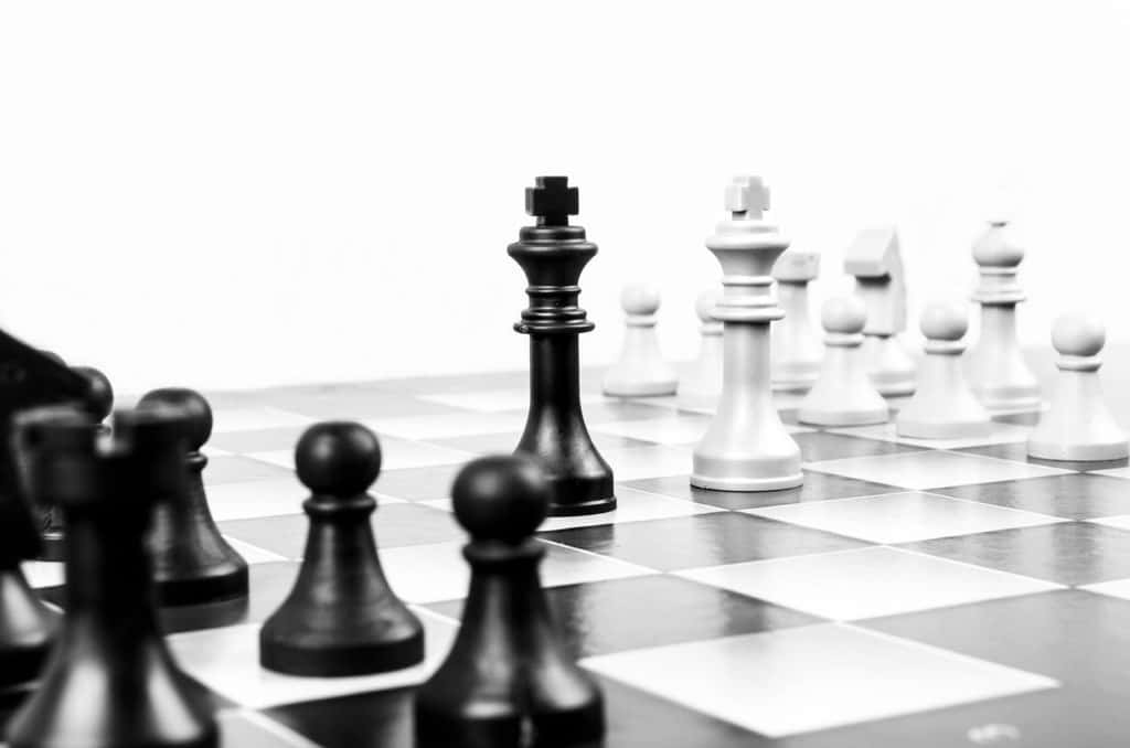 Un plateau d'échecs avec des pions blancs et noirs